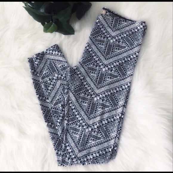 Hollister Black and White Print Leggings - Picture 2 of 4